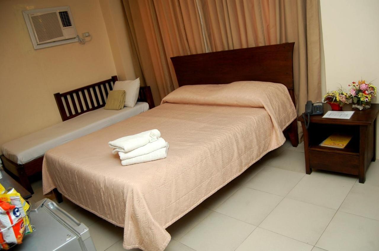 Isabel Suites Laoag Zimmer foto